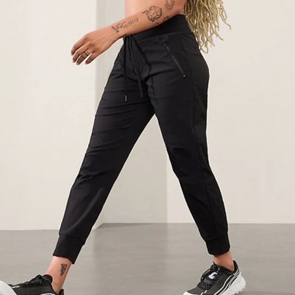 Athleta Women's Trekkie Mid Rise Legacy Jogger in Black Size 6